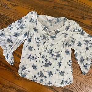 Flutter sleeve top